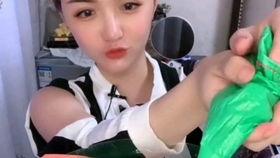 快手贵州表妹吃瓜,快手直播展现地道民俗风情