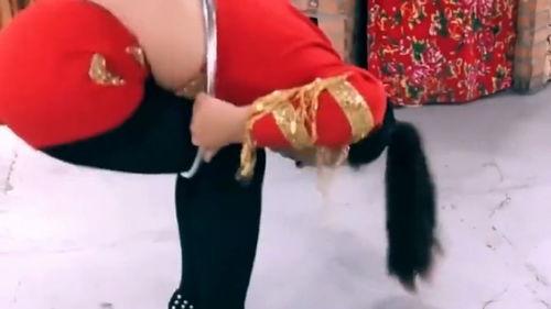 杂技演员吃瓜,演员挑战极限，舌尖上的艺术盛宴