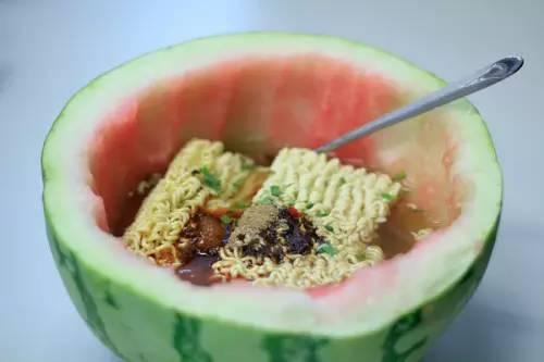 吃面的吃瓜,一场味蕾与视觉的盛宴