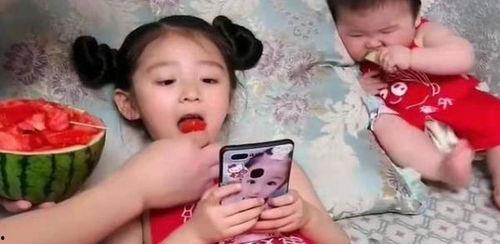 女儿演戏爸爸吃瓜