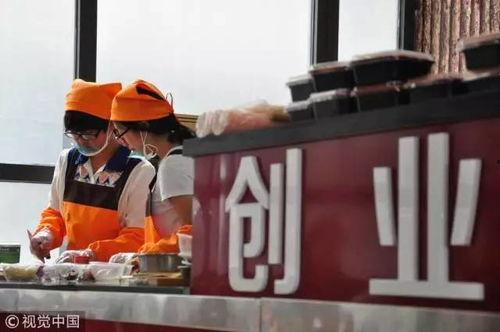 奶茶店吃瓜情侣