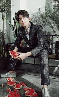 林更新吃瓜拍大片,演绎夏日清凉时尚风