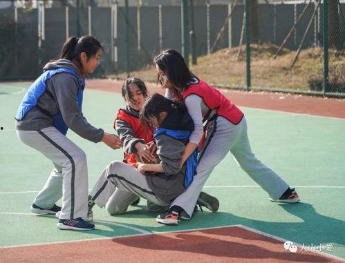 吃瓜女摔倒了,意外成为街头焦点